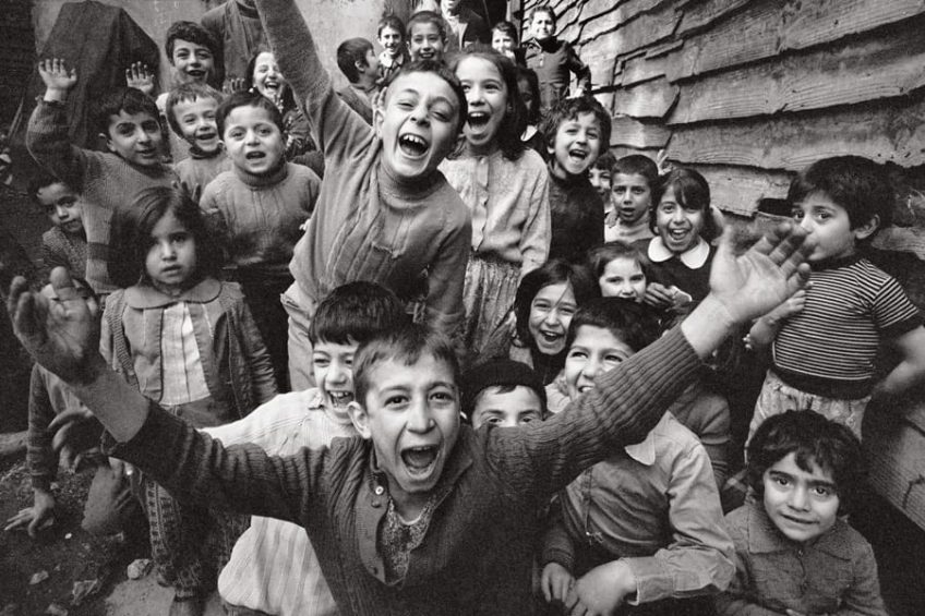 choldren_in_torhane_thrilled_by_the_sight_of_a_camera_istanbul_1986