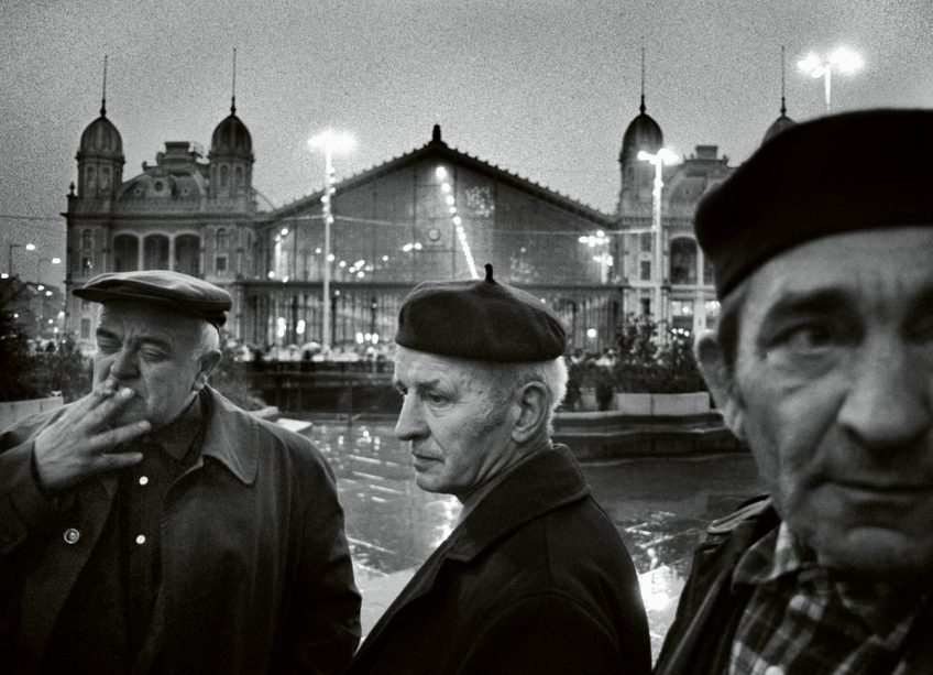 Peter Korniss In front of the Western railway station 1984